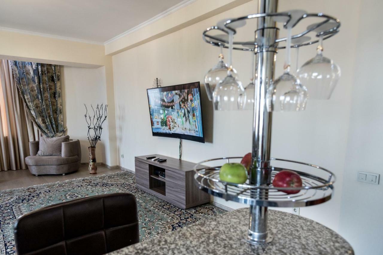 Spacious And Cozy Apartment In Bishkek Center Eksteriør billede