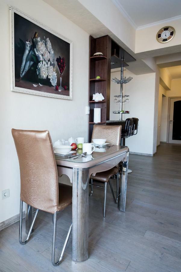 Spacious And Cozy Apartment In Bishkek Center Eksteriør billede